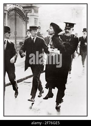 Mme Emmeline Pankhurst, leader du mouvement des femmes victimes, est arrêtée à l'extérieur de Buckingham Palace en essayant de présenter une pétition au roi George V en mai 1914. Banque D'Images