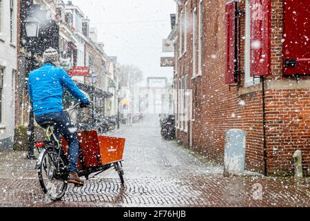 Voorburg, pays-Bas. 5 avril 2021. Neige aux pays-Bas le deuxième jour de Pâques à Voorburg, pays-Bas, le 5 avril 2021. Credit: Patrick van Katwijk/ |/dpa/Alay Live News Banque D'Images