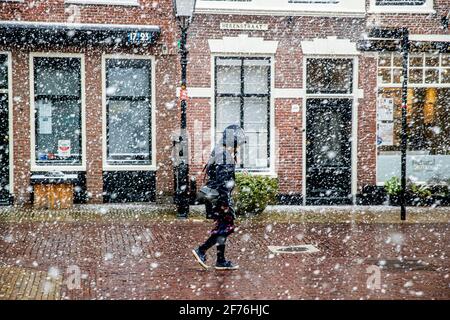 Voorburg, pays-Bas. 5 avril 2021. Neige aux pays-Bas le deuxième jour de Pâques à Voorburg, pays-Bas, le 5 avril 2021. Credit: Patrick van Katwijk/ |/dpa/Alay Live News Banque D'Images
