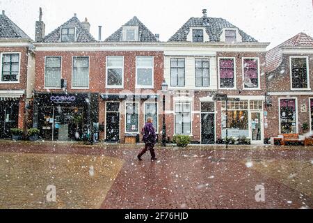 Voorburg, pays-Bas. 5 avril 2021. Neige aux pays-Bas le deuxième jour de Pâques à Voorburg, pays-Bas, le 5 avril 2021. Credit: Patrick van Katwijk/ |/dpa/Alay Live News Banque D'Images