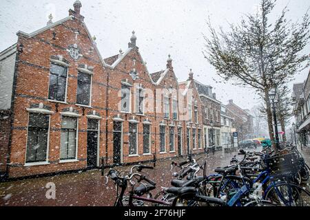 Voorburg, pays-Bas. 5 avril 2021. Neige aux pays-Bas le deuxième jour de Pâques à Voorburg, pays-Bas, le 5 avril 2021. Credit: Patrick van Katwijk/ |/dpa/Alay Live News Banque D'Images
