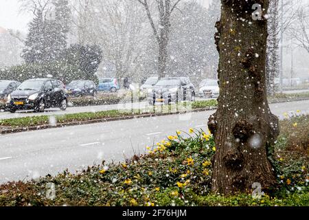 Voorburg, pays-Bas. 5 avril 2021. Neige aux pays-Bas le deuxième jour de Pâques à Voorburg, pays-Bas, le 5 avril 2021. Credit: Patrick van Katwijk/ |/dpa/Alay Live News Banque D'Images