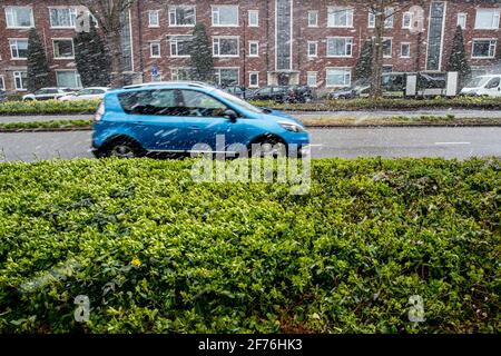 Voorburg, pays-Bas. 5 avril 2021. Neige aux pays-Bas le deuxième jour de Pâques à Voorburg, pays-Bas, le 5 avril 2021. Credit: Patrick van Katwijk/ |/dpa/Alay Live News Banque D'Images