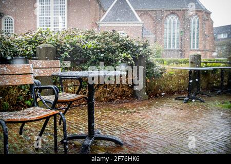 Voorburg, pays-Bas. 5 avril 2021. Neige aux pays-Bas le deuxième jour de Pâques à Voorburg, pays-Bas, le 5 avril 2021. Credit: Patrick van Katwijk/ |/dpa/Alay Live News Banque D'Images