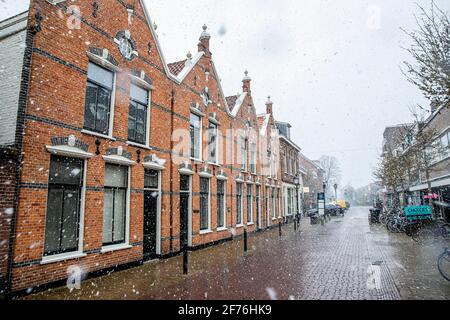 Voorburg, pays-Bas. 5 avril 2021. Neige aux pays-Bas le deuxième jour de Pâques à Voorburg, pays-Bas, le 5 avril 2021. Credit: Patrick van Katwijk/ |/dpa/Alay Live News Banque D'Images