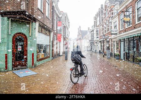 Voorburg, pays-Bas. 5 avril 2021. Neige aux pays-Bas le deuxième jour de Pâques à Voorburg, pays-Bas, le 5 avril 2021. Credit: Patrick van Katwijk/ |/dpa/Alay Live News Banque D'Images