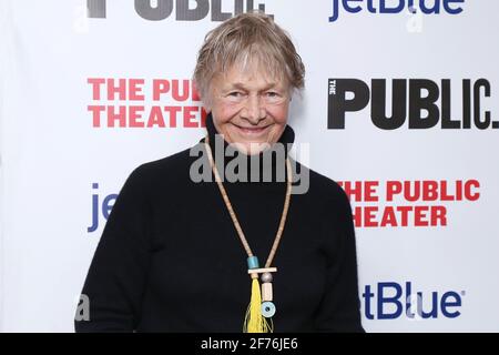 NEW YORK, NY – 19 NOVEMBRE : Estelle Parsons arrive pour la soirée d'ouverture d'UNE salle lumineuse appelée Day, qui s'est tenue au Théâtre public, le 19 novembre 2019, à New York. Crédit : Joseph Marzullo/MediaPunch Banque D'Images