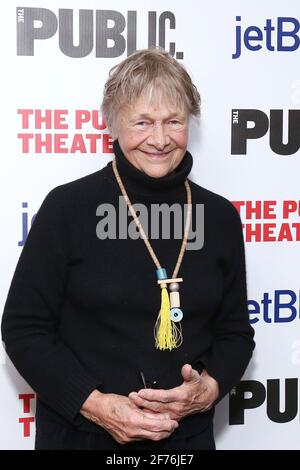 NEW YORK, NY – 19 NOVEMBRE : Estelle Parsons arrive pour la soirée d'ouverture d'UNE salle lumineuse appelée Day, qui s'est tenue au Théâtre public, le 19 novembre 2019, à New York. Crédit : Joseph Marzullo/MediaPunch Banque D'Images