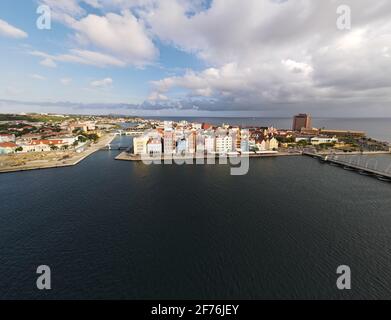 Willemstad, Curaçao. Antilles néerlandaises. Des bâtiments colorés attirent des touristes du monde entier. Ciel bleu jour ensoleillé Curacao Willemstad Banque D'Images