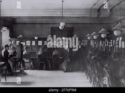 Grand Kyrkobrinken 7 (Västerlånggatan 16) intérieur de la station de téléphone Bellbolag de Stockholm vers 1890. Téléphone, y compris A. Hultman. Conception multiple à partir de 1884 (max 3000 lignes). La station a été reprise à la fin de 1891 par la compagnie de téléphone publique. Banque D'Images