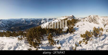 Vue panoramique sur la montagne depuis la montagne Auerspitze en Bavière, Allemagne en hiver Banque D'Images