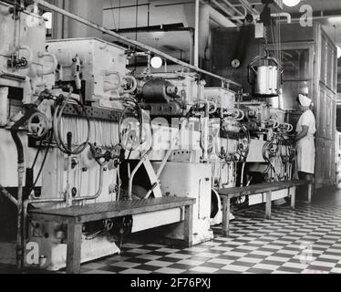 AB Cloetta, Ljungsbro, intérieur. Le chocolat rempli avec des garnitures liquides est fabriqué dans cette installation. Ici, les plombages sont automatiquement pulvérisés dans les formes de chocolat, qui passent sur un tapis roulant sous les machines de moulage. Banque D'Images