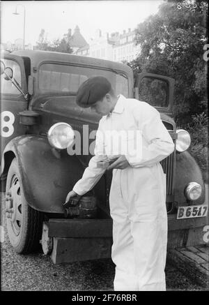 Homme au camion avec le moteur hessel MAN. Banque D'Images