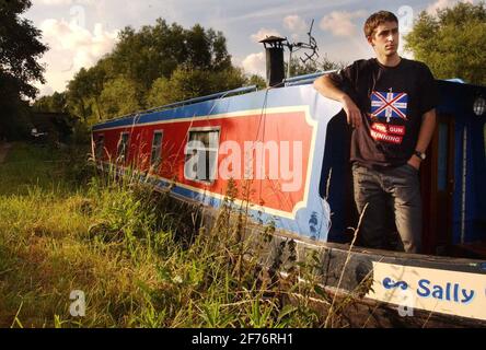 BRENDAN COX SUR SON BATEAU-CANAL NR OXFORD.7/7/03 PILSTON Banque D'Images