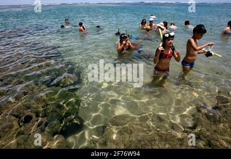 marau, bahia / brésil - 27 décembre 2011: On voit des gens plonger dans une piscine naturelle sur la plage de Taipu de Fora, dans le quartier de Barra Grande, dans le mu Banque D'Images