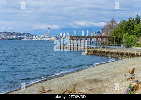 Vue sur les gratte-ciel de Seattle depuis le parc Jack Block à l'ouest de Seattle, Washington. Banque D'Images