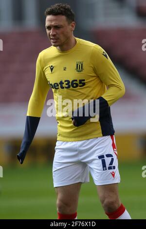 Stoke on Trent, Royaume-Uni. 05 avril 2021. Le défenseur de la ville de Stoke James Chester (12) s'échauffe lors du match de championnat de pari EFL Sky entre Stoke City et Millwall au stade bet365, Stoke-on-Trent, en Angleterre, le 5 avril 2021. Photo de Jurek Biegus. Utilisation éditoriale uniquement, licence requise pour une utilisation commerciale. Aucune utilisation dans les Paris, les jeux ou les publications d'un seul club/ligue/joueur. Crédit : UK Sports pics Ltd/Alay Live News Banque D'Images