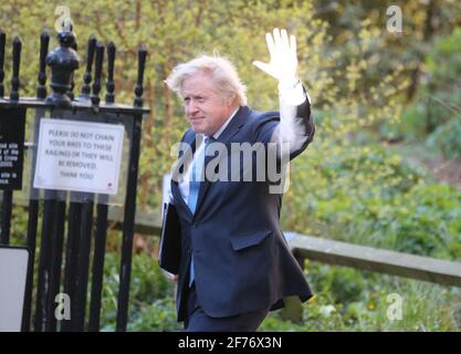 Londres, Angleterre, Royaume-Uni. 5 avril 2021. Le Premier ministre britannique BORIS JOHNSON retourne 10 Downing Street après la conférence de presse du 9 Downing Street où il a annoncé son approbation pour la prochaine étape de relaxation pour le confinement des coviks en Angleterre la nouvelle semaine. Credit: Tayfun Salci/ZUMA Wire/Alay Live News Banque D'Images