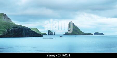 Drangarnir panoramical spectaculaire vue sur mer Tindholmur et piles dans l'océan Atlantique, les îles Féroé. Photographie de paysage Banque D'Images