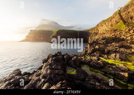 Incroyable vue d'Mulafossur Gasadalur dans cascade village, l'île de Vagar et des îles Féroé, Danemark. Photographie de paysage Banque D'Images