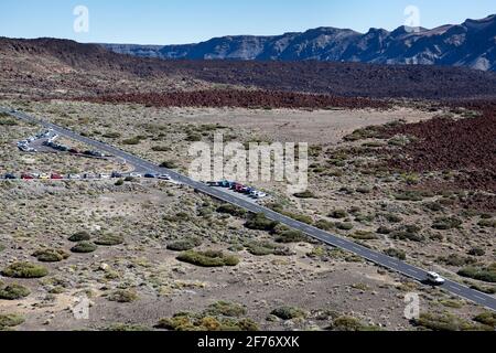 Route asphaltée dans la vallée de la montagne, vue aérienne. Itinéraire TF-21 avec virage à Teide Cable car. Tenerife, Canaries, Espagne, Europe Banque D'Images