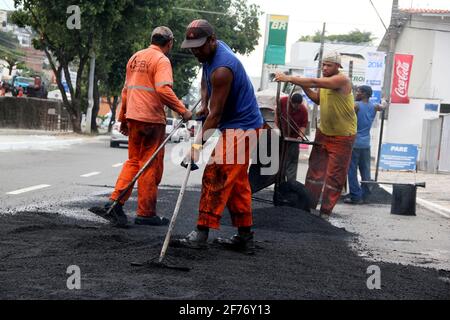 salvador, bahia / brésil - 29 décembre 2013: Les responsables font la reconstitution de l'asphalte dans le trou dans la route de la ville de Salvador, en opération connue sous le nom de slap ho Banque D'Images