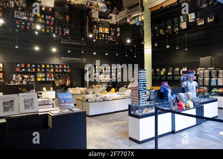 Musée égyptien de Turin, Italie - septembre 2021 : vue d'ensemble de la nouvelle boutique de cadeaux dans un style moderne et tendance. Banque D'Images