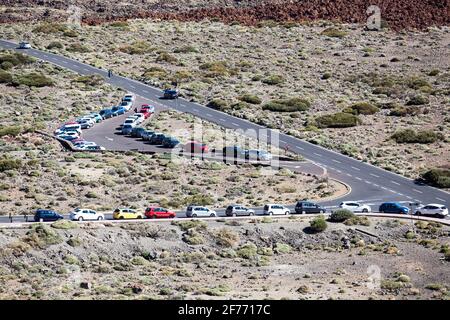 Croisement de la route TF-21 et tourner à la station inférieure du téléphérique de Teleferico. Beaucoup de voitures garées le long de la route. La montagne Teide. Tenefire, Canaries, Espagne Banque D'Images