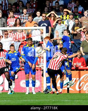 BRENTFORD V LYTON ORIENT .SAM SAUNDERS MARQUE LE 3ÈME OBJECTIF 20/8/2011. PHOTO DAVID ASHDOWN Banque D'Images