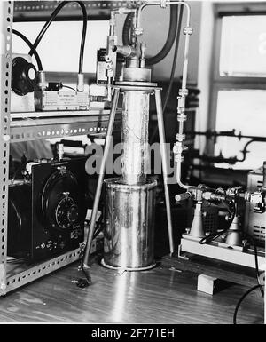 Département d'électronique de l'Université de technologie de Chalmers. X-bans (Lambda 3 cm) Maser monté dans le cryostat. Circuits de signal TV, circuits de pompe t.h. (guide d'ondes) pour la bande L. Comme source de pompe, on a utilisé un klystron hautement carisé. Banque D'Images