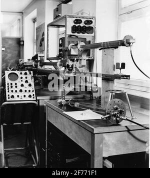 Département d'électronique de l'Université de technologie de Chalmers. La gomme de cyanure se trouve sur les missions de la table à partir du cryostat. L'extraction du guide d'ondes est destinée au côté pompe à haute caralisation. Banque D'Images