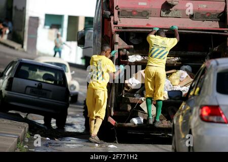 salvador, bahia / brésil - 2 octobre 2016: Les balayeurs de l'hôtel de ville de Sallvador sont vus ramasser des ordures dans les rues de la ville. *** Légende locale *** . Banque D'Images