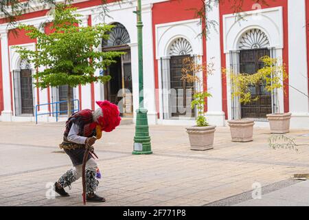 Easter Yaqui Pharisiens de la tribu Yaqui promenez-vous dans les rues de Plaza Hidalgo dans le centre-ville d'Hermosillo, Mexique. Effectuez un rituel avec des masques de personnages étranges des animaux, démons, étrangers, extra terrestre comme partie de Lent /. (Photo de Luis Gutierrez / NortePhoto.com) Semana Santa Yaqui Los Fariseos de la tribu Yaqui caminan por las cales de la Plaza Hidalgo en el centro de Hermosillo, Mexique. Realizan un rituel con MÁSCARAS de personajes extraños desde animales, demonios, alienas, extra terrestres como parte de la cuaresma/. Photo de Luis Gutierrez( NortePhoto.com) Banque D'Images