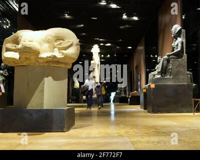 Musée égyptien de Turin, Italie - septembre 2021 : un enfant montre la statue d'un dieu égyptien dans la salle du musée Banque D'Images