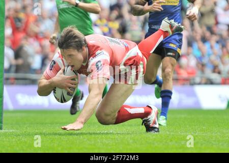 LIGUE DE RUGBY. FINALE DE LA COUPE DU DÉFI CARNEGIE À WEMBLEY. LEEDS V WIGAN. 27/8/2011. JOEL TOMKING MARQUE LA 3ÈME TENTATIVE. PHOTO DAVID ASHDOWN Banque D'Images