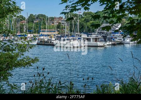 2019 août - des bateaux amarrés dans l'entrée du port depuis le sentier Waterfront au parc Bayfront à Hamilton, Ontario, Canada. Banque D'Images