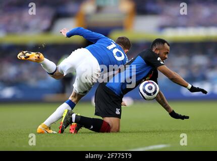 Gylfi Sigurdsson d'Everton (à gauche) et Jordan Ayew de Crystal Palace se battent pour le ballon lors du match de la Premier League à Goodison Park, Liverpool. Date de publication : lundi 5 avril 2021. Banque D'Images