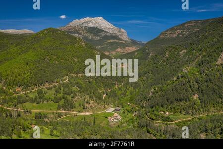 Vue aérienne de la vallée de l'Aigua de Valls. En arrière-plan, la face sud de Pedraforca (Berguedà, Catalogne, Espagne, Pyrénées) Banque D'Images