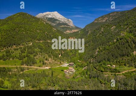 Vue aérienne de la vallée de l'Aigua de Valls. En arrière-plan, la face sud de Pedraforca (Berguedà, Catalogne, Espagne, Pyrénées) Banque D'Images