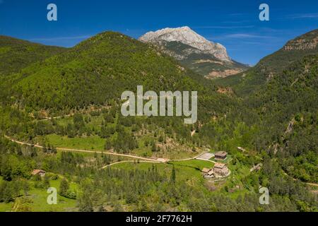 Vue aérienne de la vallée de l'Aigua de Valls. En arrière-plan, la face sud de Pedraforca (Berguedà, Catalogne, Espagne, Pyrénées) Banque D'Images