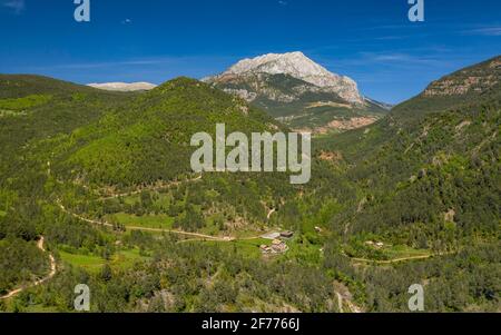 Vue aérienne de la vallée de l'Aigua de Valls. En arrière-plan, la face sud de Pedraforca (Berguedà, Catalogne, Espagne, Pyrénées) Banque D'Images