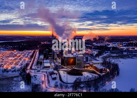 Espoo, Finlande - 15 février 2021 : centrale thermique et électrique de Suomenoja sur fond de coucher de soleil. Banque D'Images
