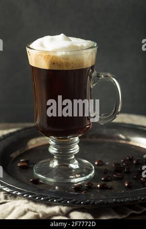 Un cocktail de café irlandais chaud et de crème fouettée Banque D'Images