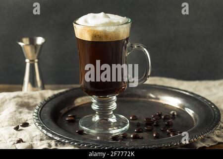 Un cocktail de café irlandais chaud et de crème fouettée Banque D'Images