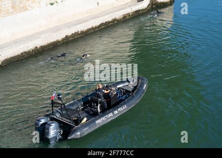 Paris, France. La police patrouille sur la Seine Banque D'Images