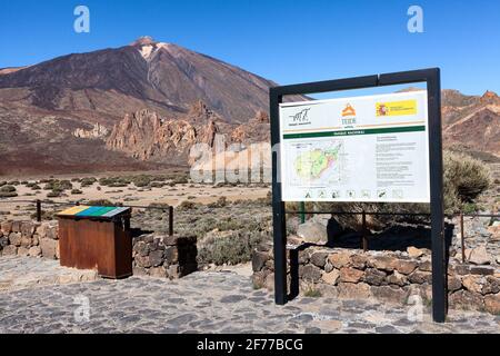 Ténérife, Îles Canaries, Espagne - vers janvier, 2016: Le stand d'information du Parc National de Teno est sur le bord de la route contre le sommet du volcan Teide. Ensoleillé c Banque D'Images