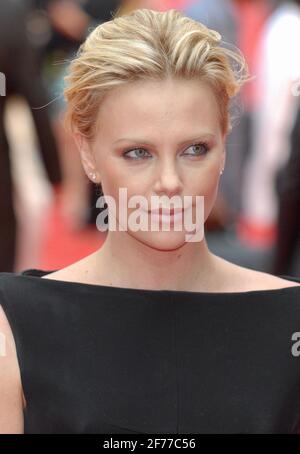 Charlize Theron, Gala Premiere de 'Hancock', vue West End, Leicester Square, Londres. ROYAUME-UNI Banque D'Images