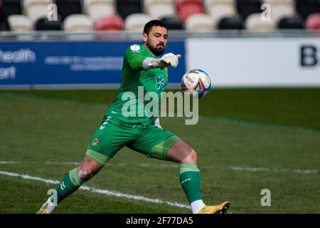 Newport, Royaume-Uni. 05 avril 2021. Nick Townsend, gardien de but du comté de Newport, en action match de la ligue de football EFL Two, Newport County / Bolton Wanderers au Rodney Parade à Newport, pays de Galles, le lundi 5 avril 2021. Cette image ne peut être utilisée qu'à des fins éditoriales. Utilisation éditoriale uniquement, licence requise pour une utilisation commerciale. Aucune utilisation dans les Paris, les jeux ou les publications d'un seul club/ligue/joueur. photo de Lewis Mitchell/Andrew Orchard sports Photography/Alamy Live News crédit: Andrew Orchard sports Photography/Alamy Live News Banque D'Images