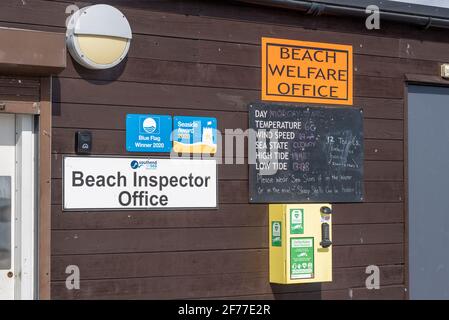 Beach Welfare Office à Southend on Sea, Essex, Royaume-Uni, avec des informations météorologiques, des marées et un défibrillateur. Craché sur un tableau noir. Prix du bord de mer Banque D'Images