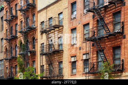 Photo de vieux bâtiments avec des évasions de feu, New York City, Etats-Unis. Banque D'Images